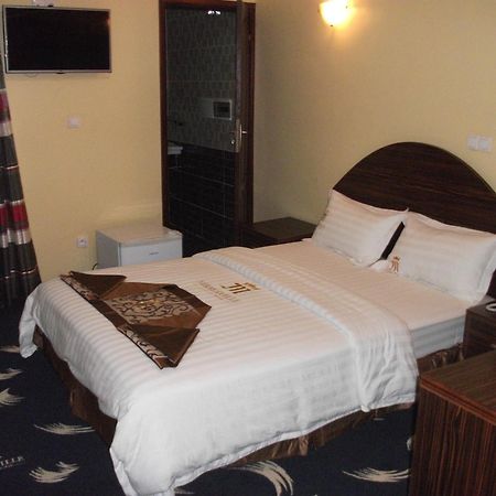 Mbayaville Hotel Douala Eksteriør bilde