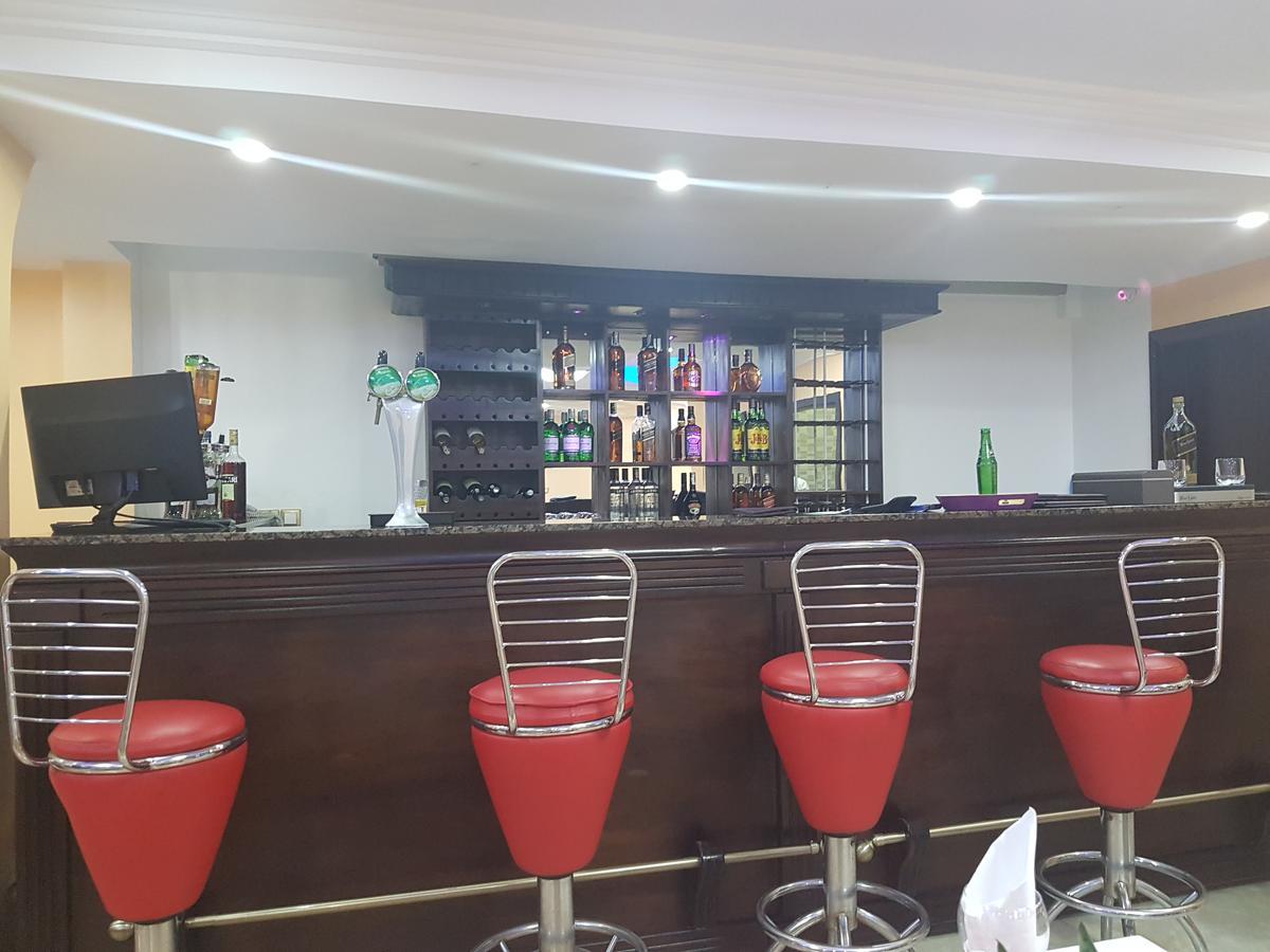 Mbayaville Hotel Douala Eksteriør bilde