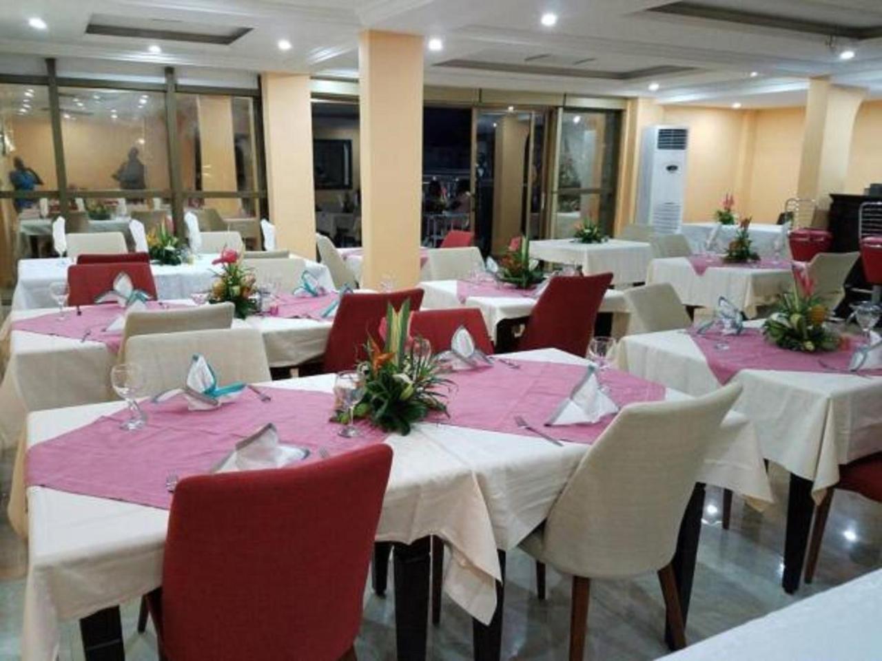 Mbayaville Hotel Douala Eksteriør bilde